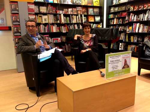 Amelia Crisantino durante la presentazione del suo libro alla libreria Feltrinelli