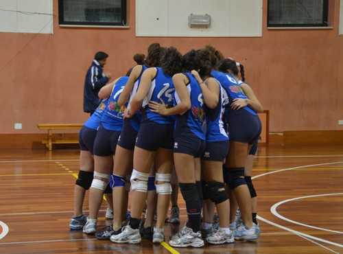 Abbraccio fra le ragazze della Primula