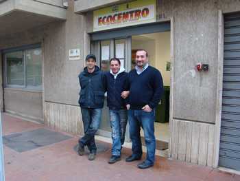 Tre impiegati davanti all'Ecocentro di via Venero