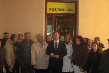 Il vicesindaco, Salvino Caputo con alcuni manifestanti