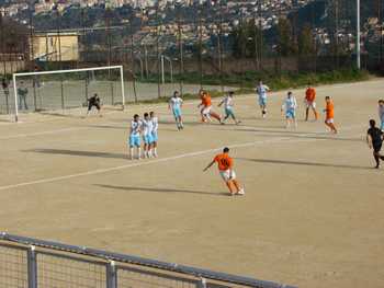 Un calcio di punizione di capitan Maggio