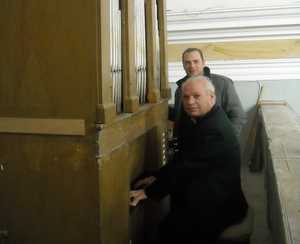 Don Rosario Bacile all'organo di San Vito