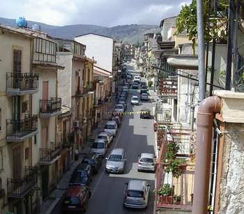 La strada principale di Pioppo