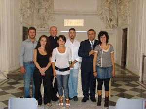 Da sinistra: Francesco Valenti, Elisabetta Grimaudo, il parroco della Cattedrale don Nicola Gaglio, Roberta Gullo, il sindaco Filippo Di Matteo e Maria Ilaria Randazzo