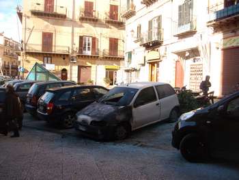 La carcassa dell'auto bruciata in piazza