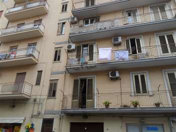 Il balcone di via Venero, dal quale è crollato il calcinaccio