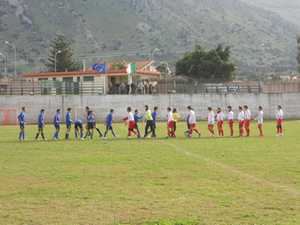 Le due squadre poco prima dell'inizio del match