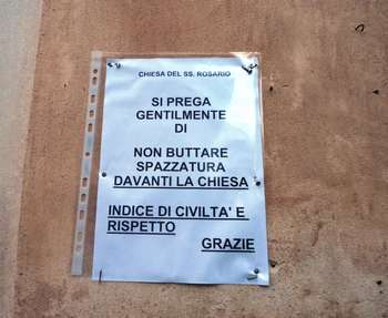 Il cartello affisso davanti la chiesa del Rosario