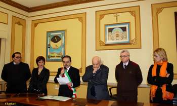 Il momento della consegna delle opere di Madè (foto Clada)