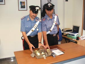 I carabinieri mostrano la droga sequestrata