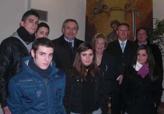 L'autrice con il sindaco, il vicesindaco, il consigliere Lo Coco e i ragazzi del liceo di Monreale