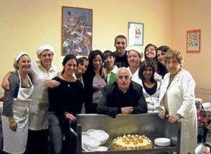 Il gruppo dei volontari della Caritas con don Vincenzo Noto
