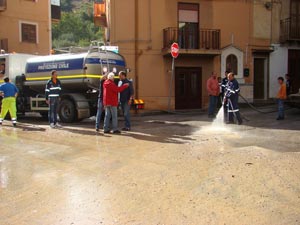 Operai della Protezione civile a Pioppo