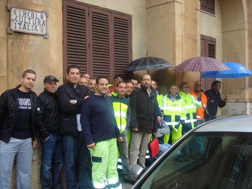 Un momento della protesta dei lavoratori dell'Ato rifiuti