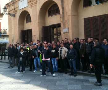 Lo sciopero di ieri in piazza sotto il municipio