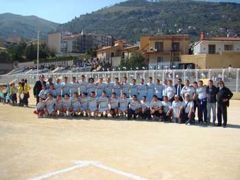 Foto di gruppo dell'Audace Monreale per festeggiare la promozione