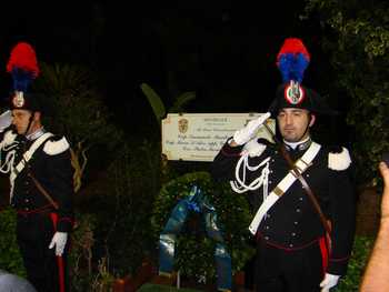 La corona d'alloro deposta sulla targa nella villa comunale