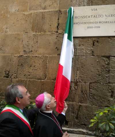 Il momento della scopertura della lapide