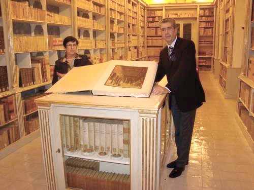 La bibliotecaria Ignazia Ferraro ed il dirigente Giovanni Viola